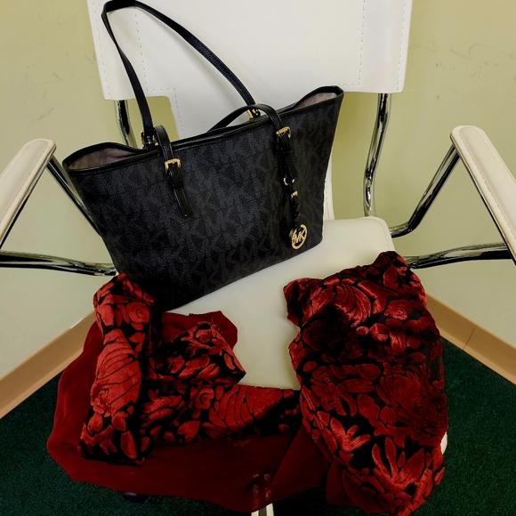 Michael Kors Handbags - Michael Kors used medium handbag